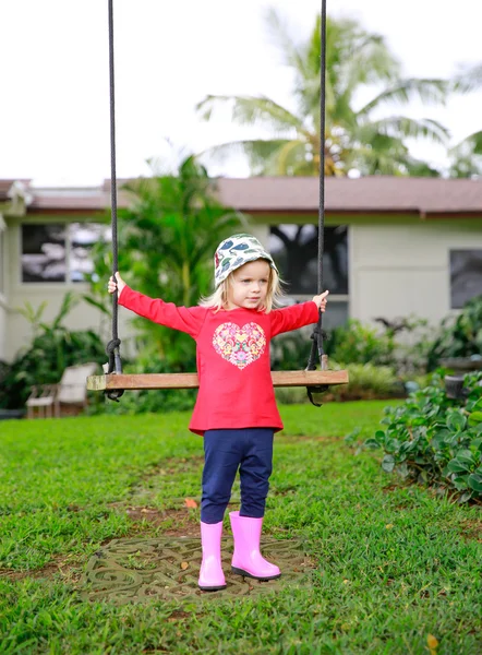 Aranyos kislány egy piros inget készen áll a swing — Stock Fotó
