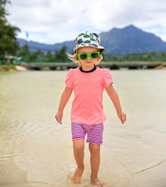 Bella ragazza dai capelli biondi che cammina sulla spiaggia — Foto Stock