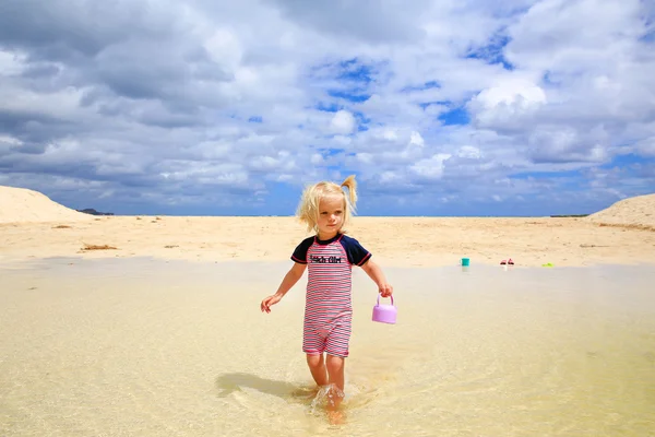 Bella ragazza dai capelli biondi che cammina sulla spiaggia — Foto Stock