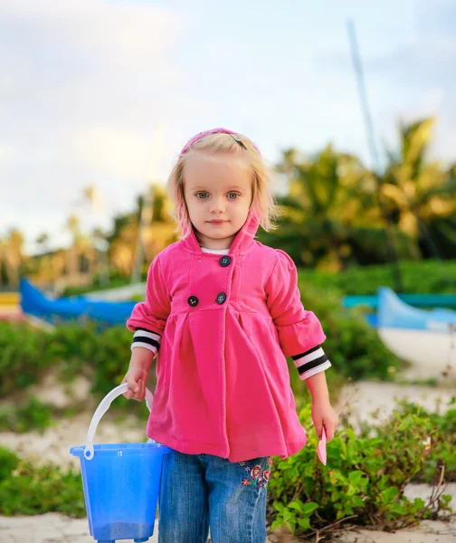 Portrait of Beautiful blond-haired girl playing on the beach — Stock Photo, Image