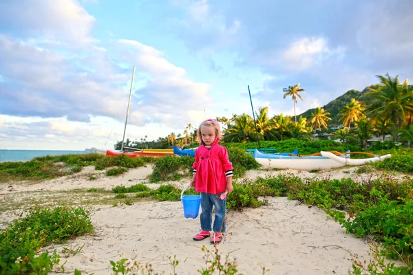 Porträt eines schönen blonden Mädchens, das am Strand spielt — Stockfoto