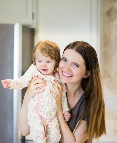 Retrato de feliz Jovem mãe com pequena menina na cozinha — Fotografia de Stock