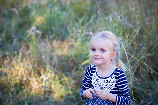 Retrato de niña pequeña con el pelo rubio al aire libre —  Fotos de Stock