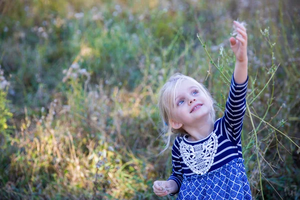 Retrato de niña pequeña con el pelo rubio al aire libre —  Fotos de Stock
