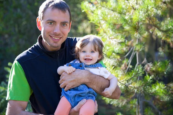 Buon padre con la sua bambina nella foresta di montagna — Foto Stock