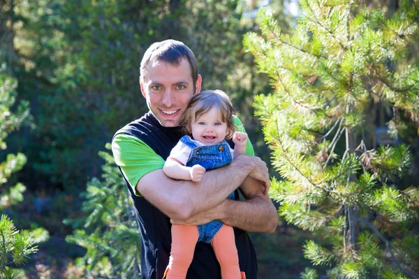 Buon padre con la sua bambina nella foresta di montagna — Foto Stock