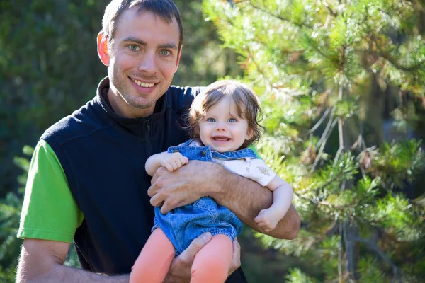 Buon padre con la sua bambina nella foresta di montagna — Foto Stock