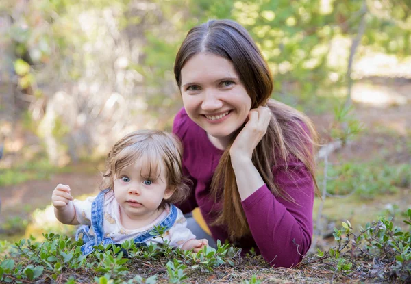 Giovane madre e bambina sdraiata a terra — Foto Stock