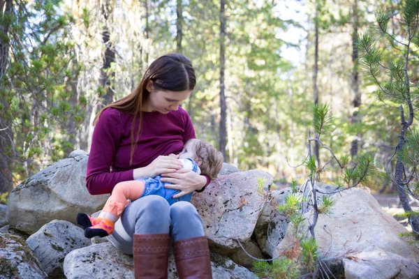 Junge Mutter stillt ihr Baby im Freien — Stockfoto