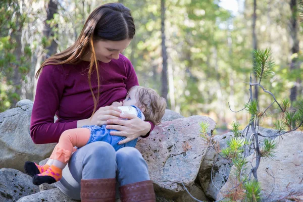 Giovane madre che allatta il suo bambino all'aperto — Foto Stock