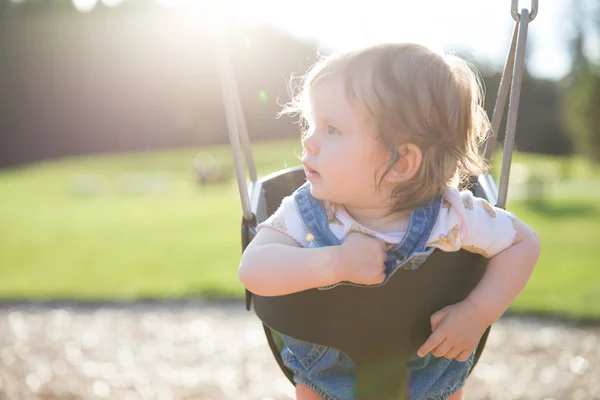 귀여운 아기 소녀를 스윙에 재미 — 스톡 사진