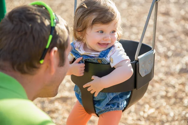 Niedliches Baby Mädchen hat Spaß auf einer Schaukel — Stockfoto