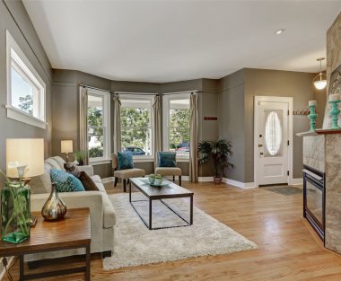 Şömineli açık kat planı aile odası 