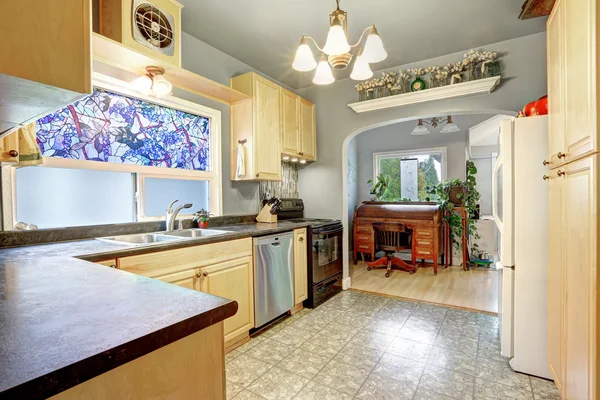 Interior de la cocina con armarios dorados, electrodomésticos en blanco y negro —  Fotos de Stock