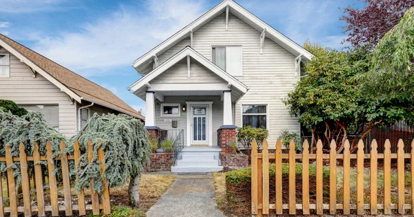 Amerikanisches Haus im alten Handwerkerstil an einem Regentag — Stockfoto