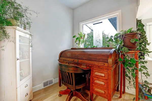 Table en bois vintage avec tiroirs et armoire blanche — Photo