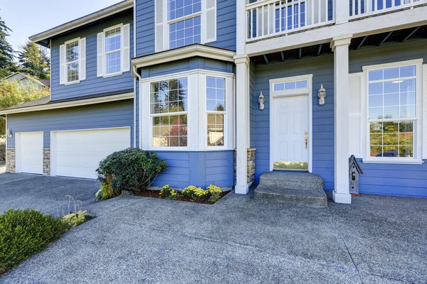 Mavi ev dış. Beton zeminli giriş verandasının görünümü — Stok fotoğraf