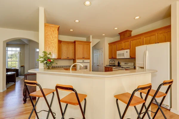 White bar counter with stools. Wooden kitchen interior — Stockfoto