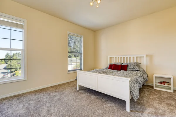 Simple upstairs bedroom with soft peach walls, gray carpet — Stock Photo, Image