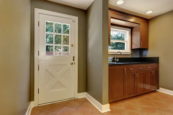 Intérieur de maison. Entrée avec murs aux tons olive — Photo