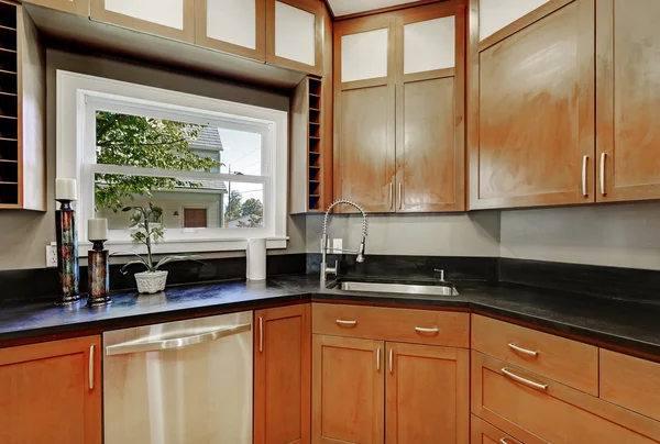 Primo piano di armadi da cucina, bancone nero, piccola finestra — Foto Stock