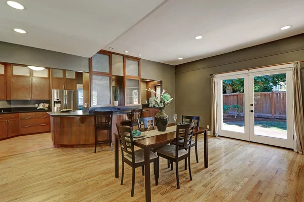 Spacious dining room with hardwood floor and exit to backyard — Stock Photo, Image