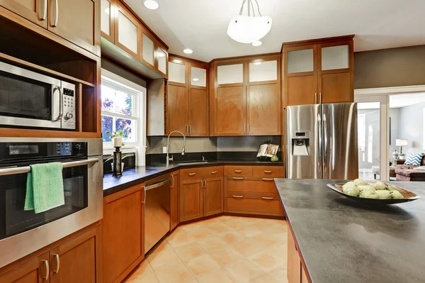 Interior ruang dapur besar dengan lemari coklat dan peralatan baja — Stok Foto