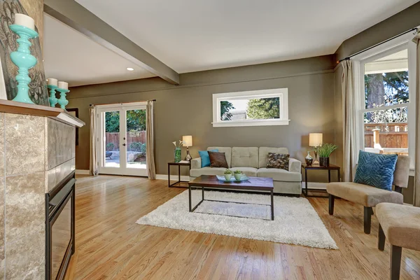 Rencana lantai terbuka ruang keluarga dengan dan lantai kayu keras . — Stok Foto