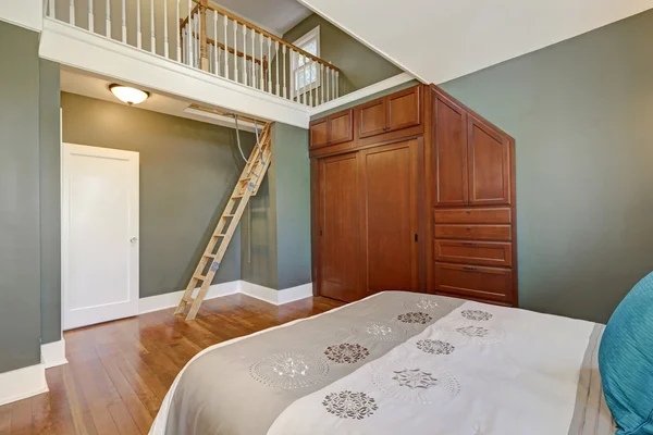 Дизайн интерьера спальни с высоким сводом — стоковое фото