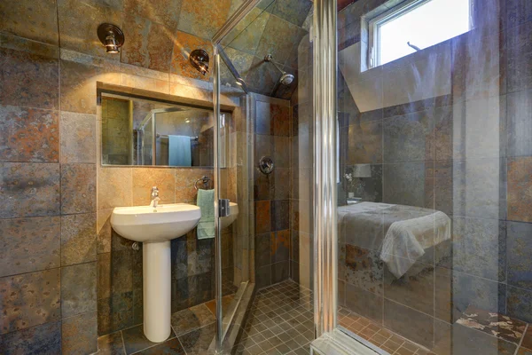 Ванная комната класса люкс с каменными стенами — стоковое фото