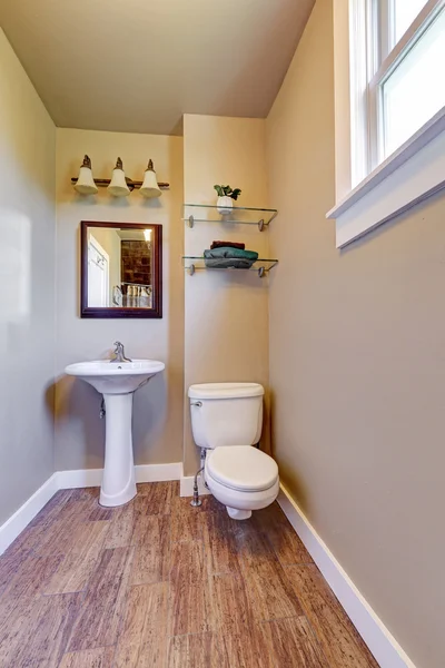 Setengah interior kamar mandi dengan dinding beige dan peralatan putih — Stok Foto