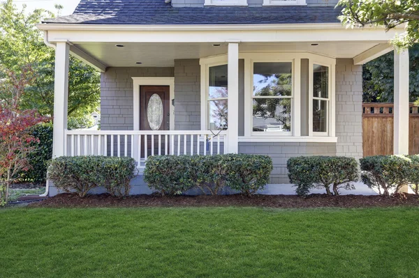 Casa americana com jardim dianteiro bem guardado . — Fotografia de Stock