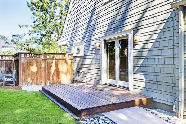 Petite terrasse vide dans la cour arrière d'une maison — Photo