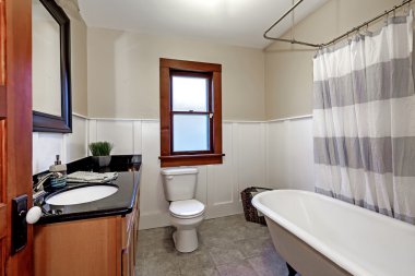 Eski Amerikan evinde basit tarzı yenilenmiş banyo iç