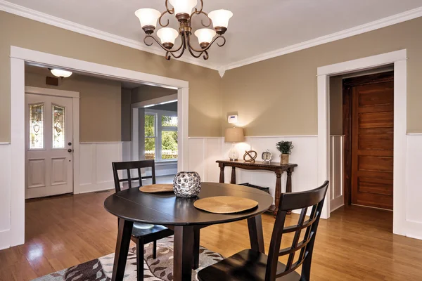 Interior da sala de jantar com mesa preta e duas cadeiras — Fotografia de Stock