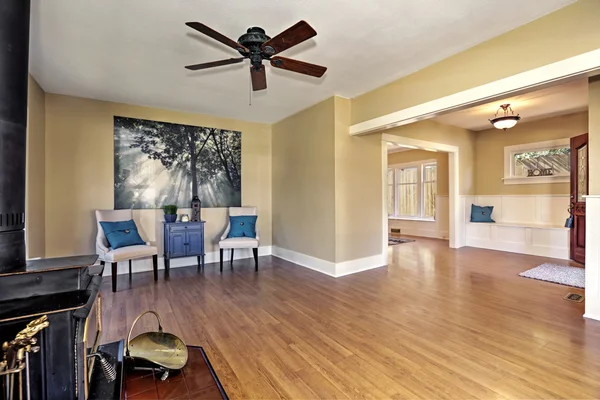 Americano vazio sala de estar interior em estilo antigo — Fotografia de Stock