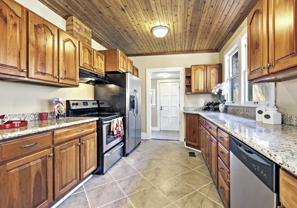 Estreito marrom design de interiores da sala de cozinha — Fotografia de Stock