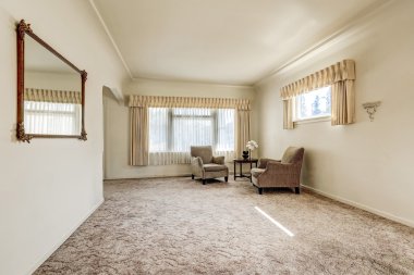 Kremsi renklerde geniş oturma odası. 