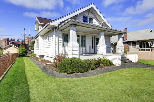 Typische Amerikaanse ambachtsman stijl huis met column veranda — Stockfoto