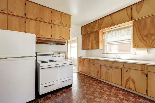 Interior da sala de cozinha à moda antiga com piso de linóleo — Fotografia de Stock