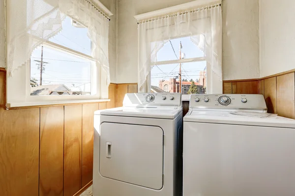 Старий будинок пральня інтер'єр кімнати зі старомодною технікою — стокове фото