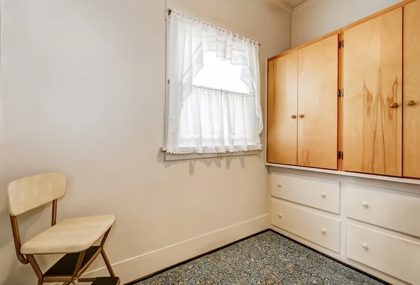 Шкафы закрываются в пустой комнате старого американского дома — стоковое фото