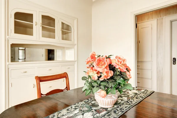 Primer plano de maceta en la mesa de comedor — Foto de Stock