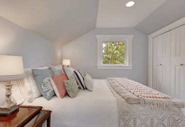 Sade bir şekilde döşenmiş çift yatak odası iç 