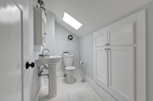 Mezzo bagno interno con lucernario in mansarda — Foto Stock