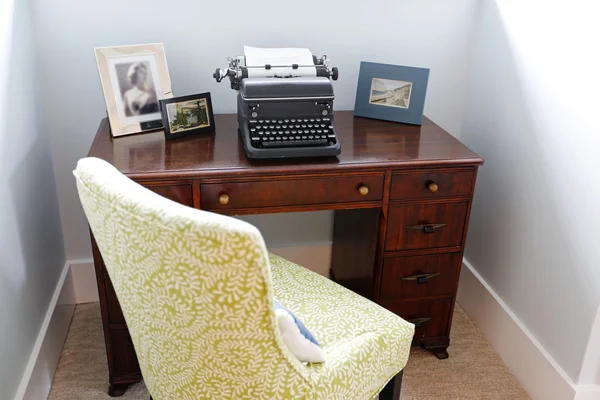 Área de escritório em casa pequena com máquina de digitação retro . — Fotografia de Stock