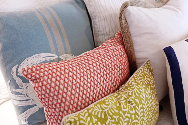 깔끔하게 배열 된 다채로운 베개는 침실에서의 클로즈업 — 스톡 사진
