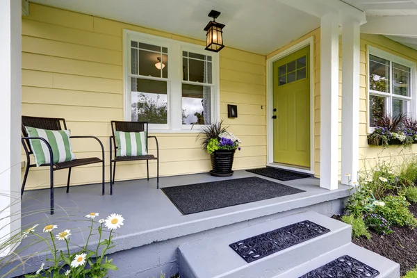 Porche cubierto con escaleras. Pequeña casa amarilla americana exterior —  Fotos de Stock