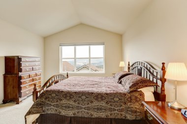 Oyma ahşap mobilyalar ile basit ama rahat üst katta yatak odası