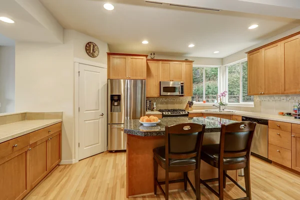 Sala de cozinha de madeira brilhante com aparelhos de aço inoxidável — Fotografia de Stock